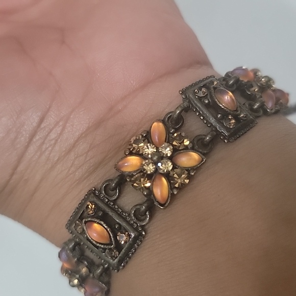 Fabulous Vintage yellow gold tone bracelet w/ rhinestones . - Picture 7 of 7